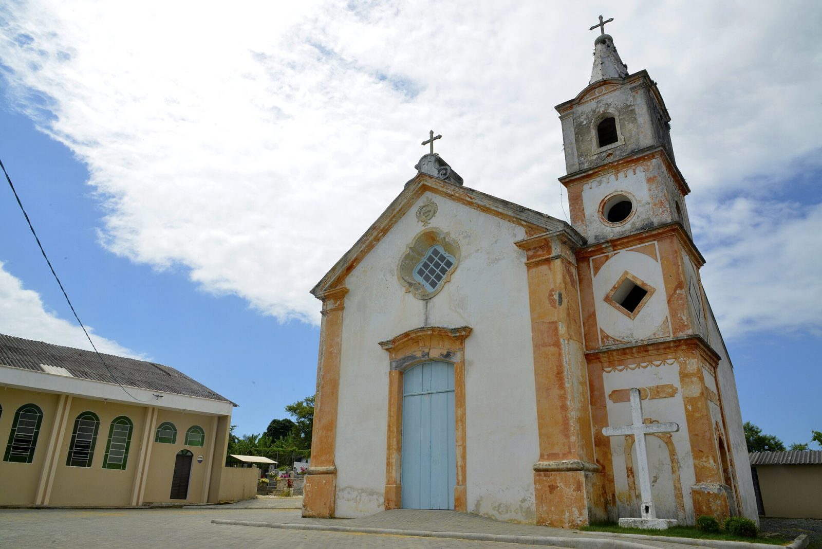Fachada branca da Capela São João Batista, patrimônio histórico da Armação do Itapocorói