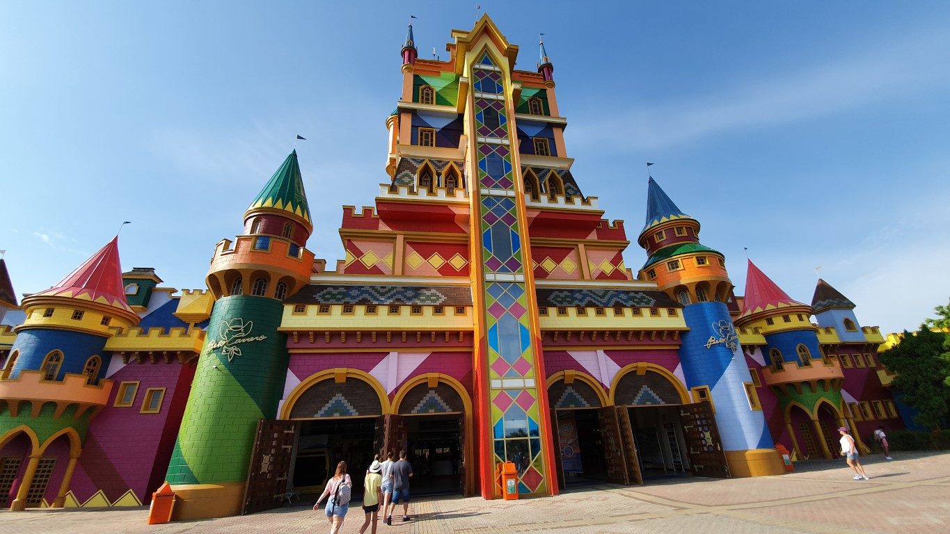 Castelo colorido do Beto Carrero World, em Penha