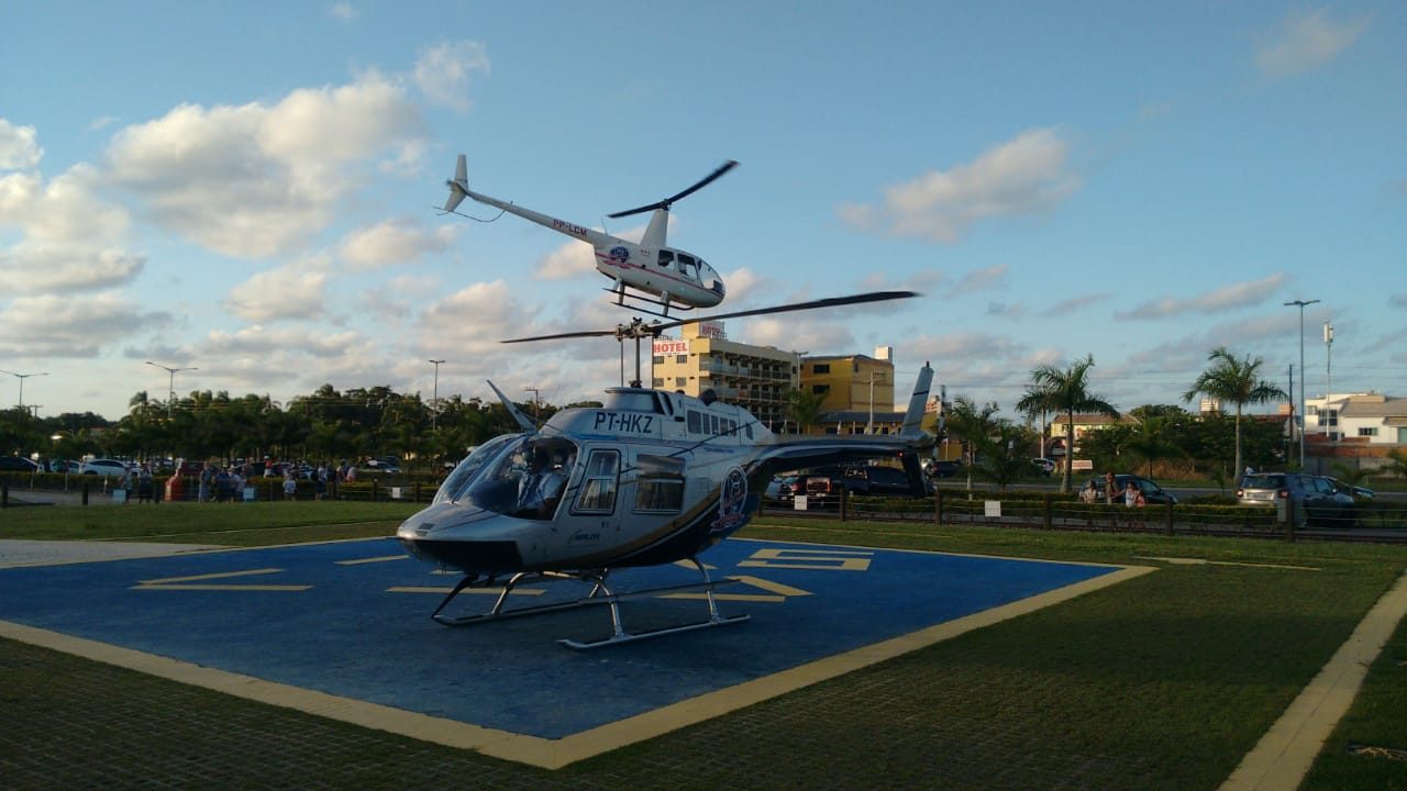 Helicóptero de passeio panorâmico sobrevoando o litoral de Penha