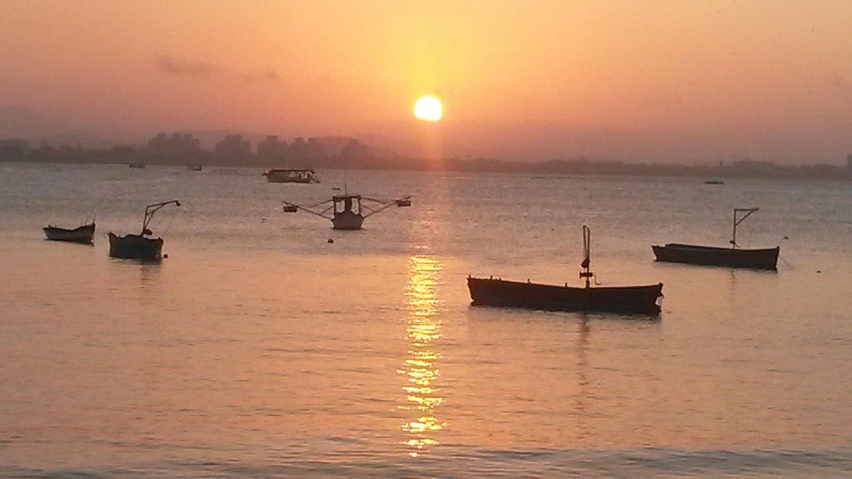 Pôr do sol dourado na Praia do Cascalho, em Penha