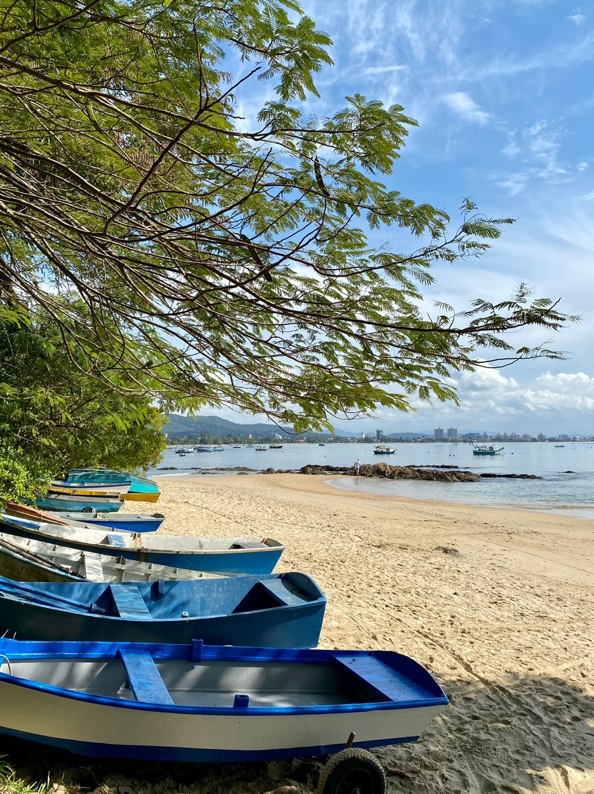 Barcos de pesca artesanal na areia da Praia da Cancela, em Penha