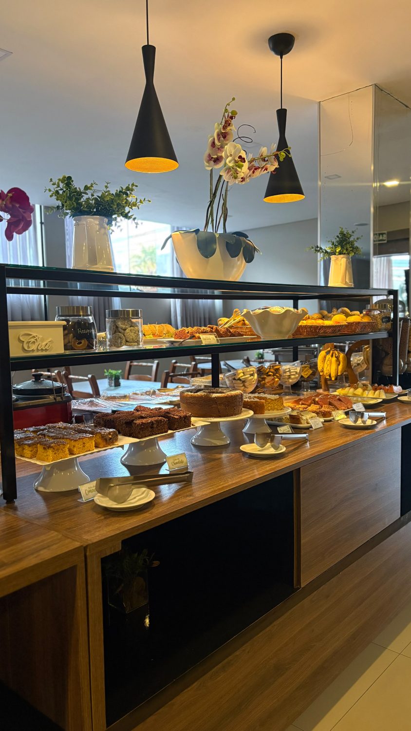 Mesa de bolos e doces — café da manhã do Hotel Lorimar