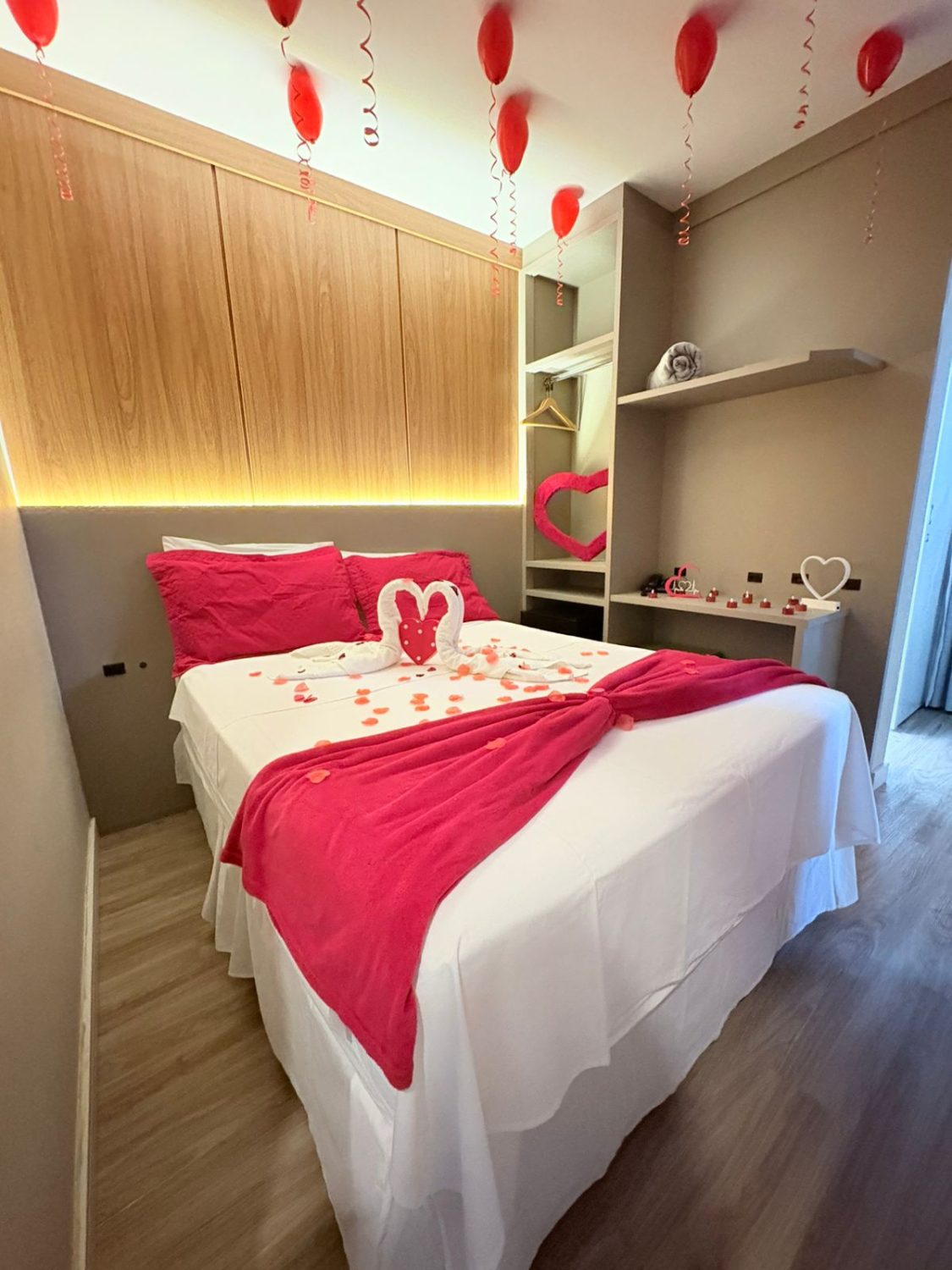 Cama preparada para o casal — decoração romântica no Hotel Lorimar