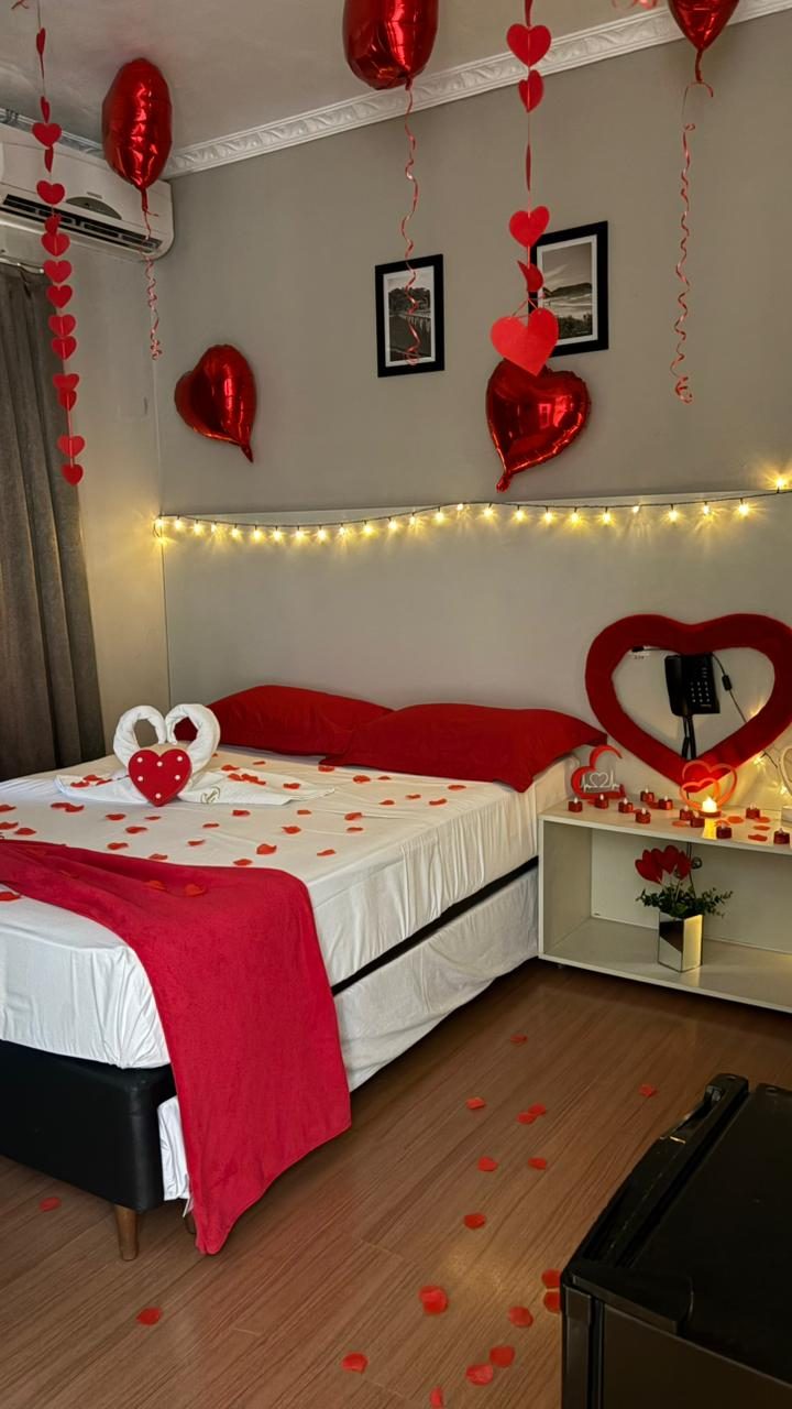 Ambiente com luzes e balões — decoração romântica no Hotel Lorimar