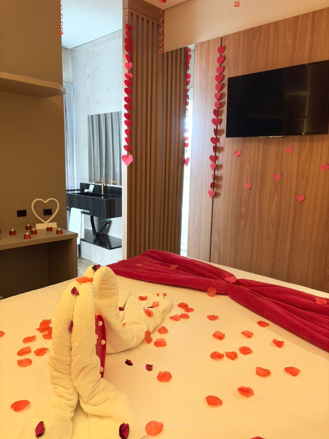 Corações, velas e pétalas de rosa — decoração romântica no Hotel Lorimar