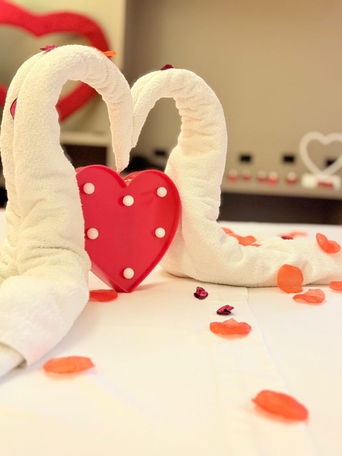 Cisnes de toalha em coração — decoração romântica no Hotel Lorimar