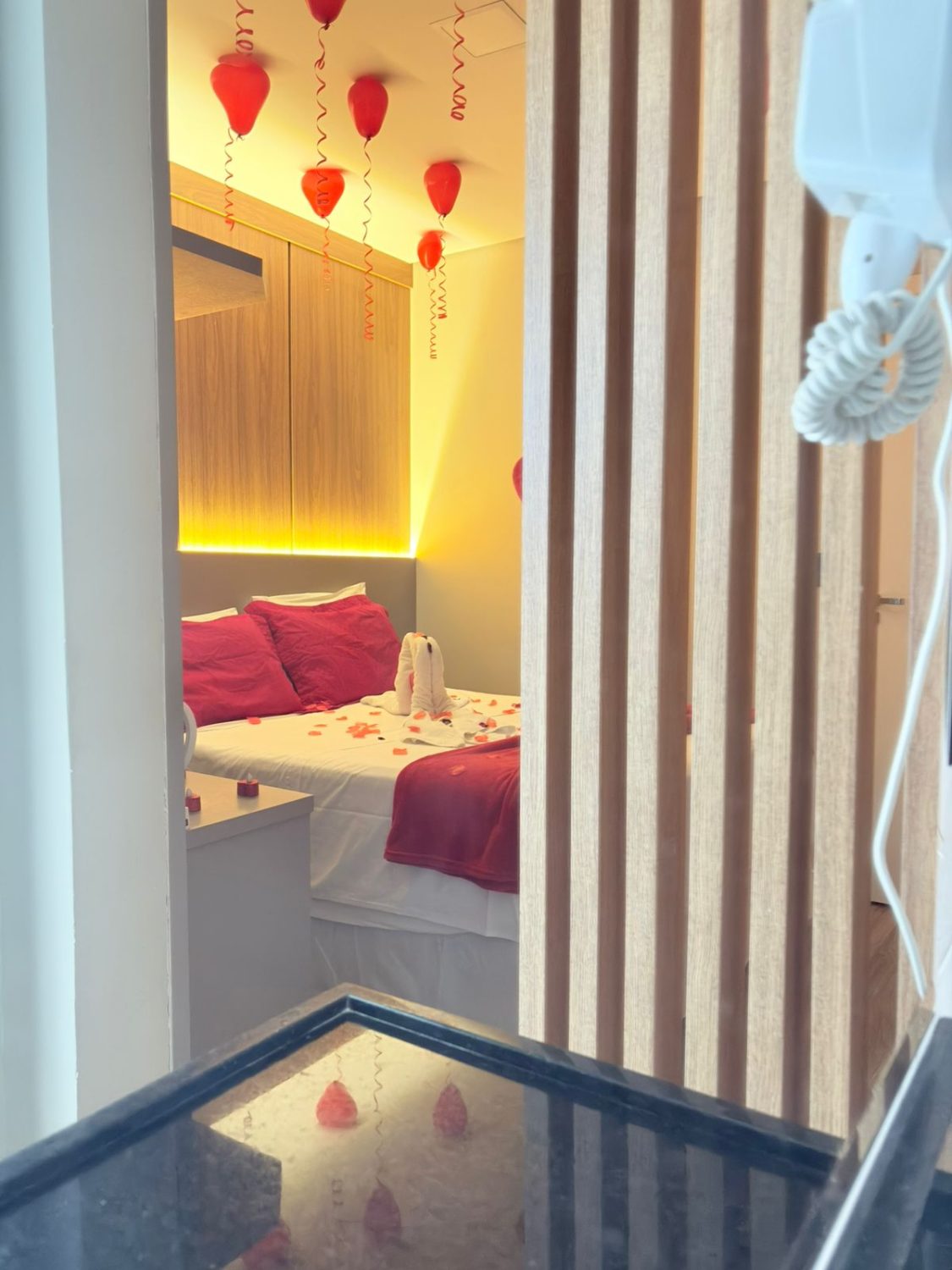 Suíte com balões e pétalas — decoração romântica no Hotel Lorimar