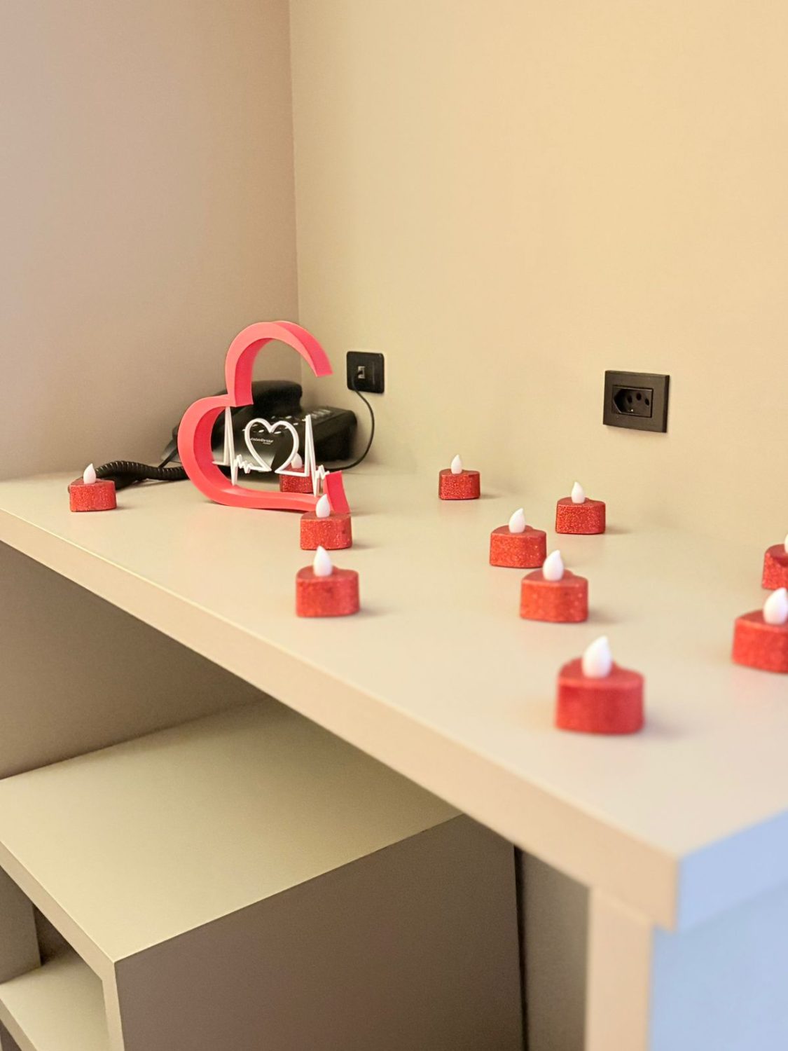 Velas em LED e detalhes — decoração romântica no Hotel Lorimar